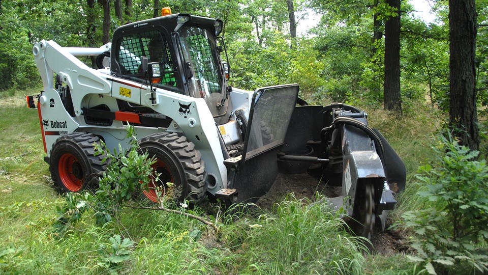 Incarcator multifunctional Bobcat cu distrugator de buturugi