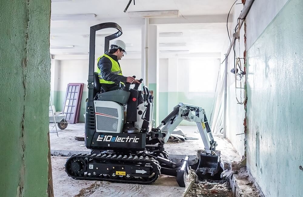 Excavator compact Bobcat E10 electric operat in interiorul cladirii