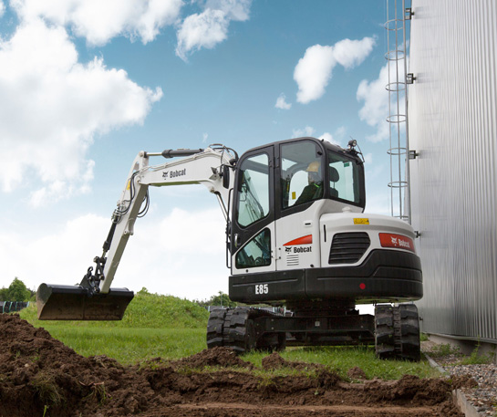 Excavator Bobcat cu cupa de taluzare