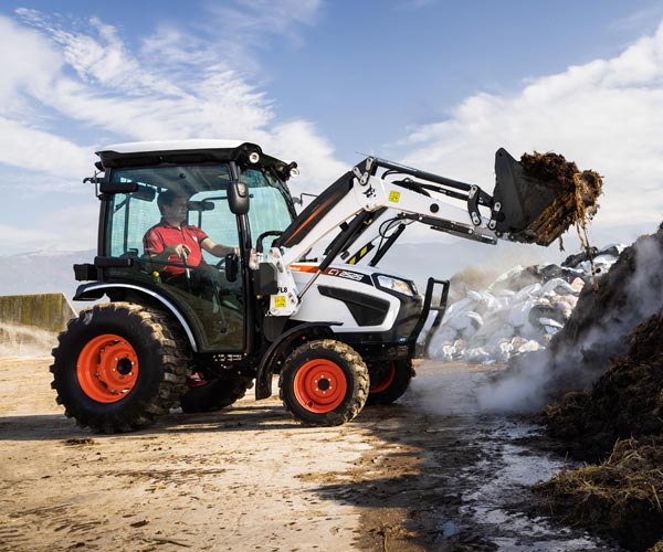 Tractor compact Bobcat cu cabina